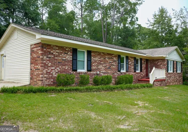 Photo 3 of Single family home for sale at 307 Pinewood Dr, Dublin, GA 31021 | MLS# 10799444 | Listing updated on 2026-09-10
