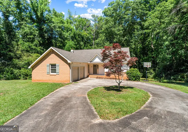 Photo 2 of Sale Pending at 611 Fairmont Dr, Macon, GA 31210 | MLS# 10799709 | Listing updated on 2026-09-09
