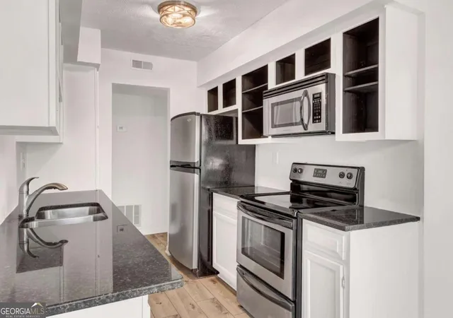 Photo 3 of Condo for sale at 702 Glenleaf Dr, Peachtree Corners, GA 30092 | MLS# 10809817 | Listing updated on 2026-09-19