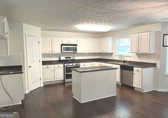 Photo 2 of Single family home for sale at 10 New York Ave, Sharpsburg, GA 30277 | MLS# 10822177 | Listing updated on 2026-09-14