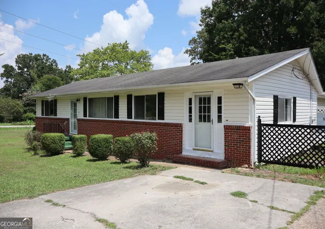 Photo 2 of Single family home for sale at 155 Lake Ave, Ringgold, GA 30736 | MLS# 10825280 | Listing updated on 2026-09-20