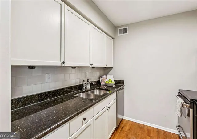4th image of 1150 Collier Rd Nw #J11, Atlanta, GA 30318 | MLS# 10720807