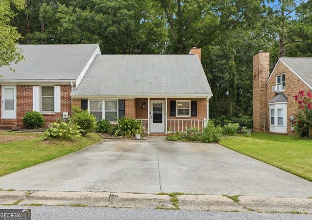 3rd image of 320 Williamsburg Way, Fayetteville, GA 30214 | MLS# 10813122