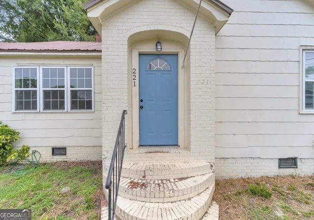 Photo 3 of Single family home for sale at 221 Edwards St, Elberton, GA 30635 | MLS# 10814097 | Listing updated on 2026-09-18
