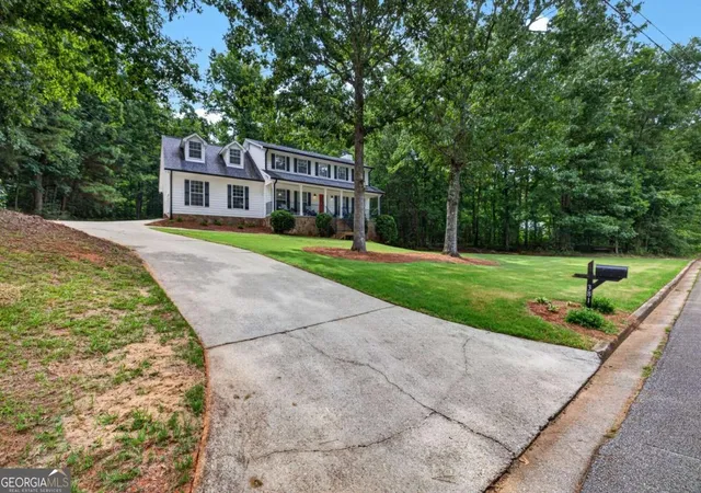 Photo 3 of Single family home for sale at 381 Country Lake Dr, Mcdonough, GA 30252 | MLS# 10804643 | Listing updated on 2026-09-18