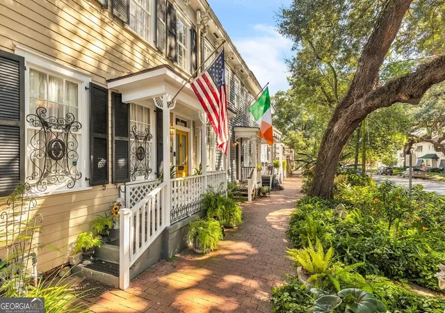 Photo 3 of Single family home for sale at 528 E Jones St, Savannah, GA 31401 | MLS# 10717857 | Listing updated on 2026-06-25