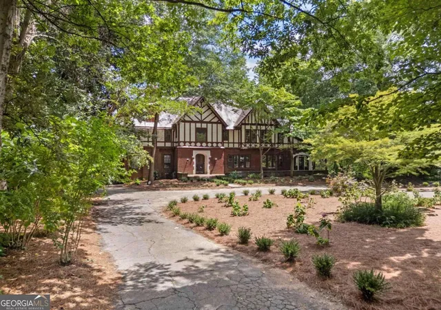 Photo 3 of Sale Pending at 843 Springdale Rd Ne, Atlanta, GA 30306 | MLS# 10824135 | Listing updated on 2026-08-24