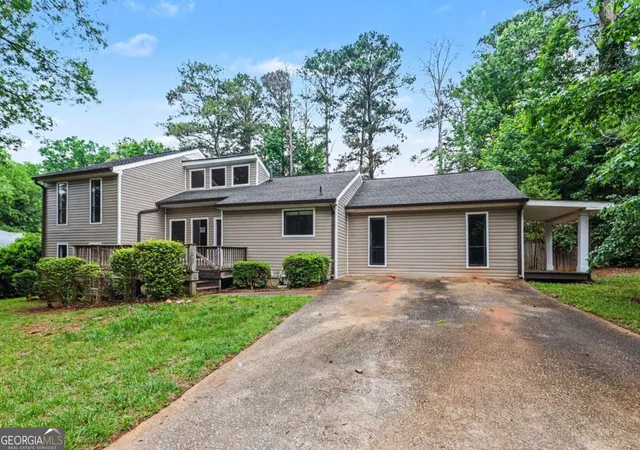 Photo 2 of Sale Pending at 6742 Oakland Dr, Douglasville, GA 30135 | MLS# 10804919 | Listing updated on 2026-10-04