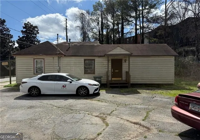 Photo 3 of Sale Pending at 353 Campbell Hl St NW, Marietta, GA 30060 | MLS# 10711795 | Listing updated on 2026-09-09