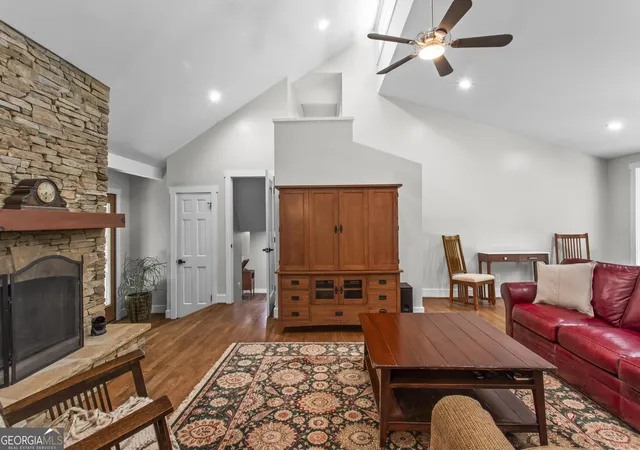 Photo 4 of Sale Pending at 970 Pine Grv Pointe Dr, Roswell, GA 30075 | MLS# 10544550 | Listing updated on 2025-09-08