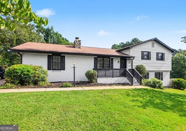 Photo 3 of Single family home for sale at 6 Bittersweet Ln, Newnan, GA 30263 | MLS# 10825549 | Listing updated on 2026-09-12