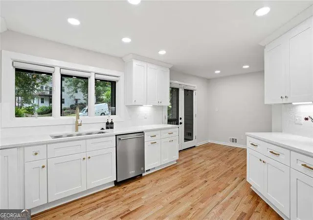 Photo 3 of Single family home for sale at 10210 Kinross Rd, Roswell, GA 30076 | MLS# 10771452 | Listing updated on 2026-09-17