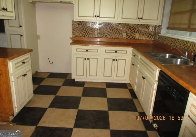 Photo 3 of Single family home for sale at 2500 Pin Oak St, Jesup, GA 31546 | MLS# 10803031 | Listing updated on 2026-09-12