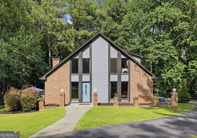 Photo 3 of Sale Pending at 1605 Saint Tropez Way, Sandy Springs, GA 30350 | MLS# 10781675 | Listing updated on 2026-09-08