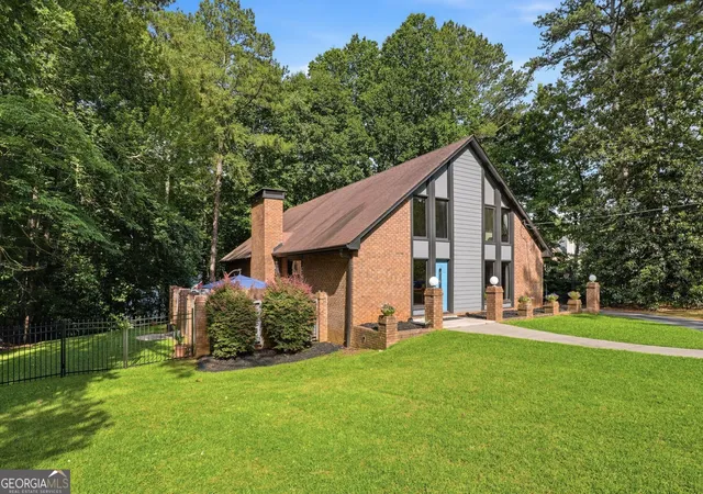 Photo 3 of Sale Pending at 1605 Saint Tropez Way, Sandy Springs, GA 30350 | MLS# 10781675 | Listing updated on 2026-09-08
