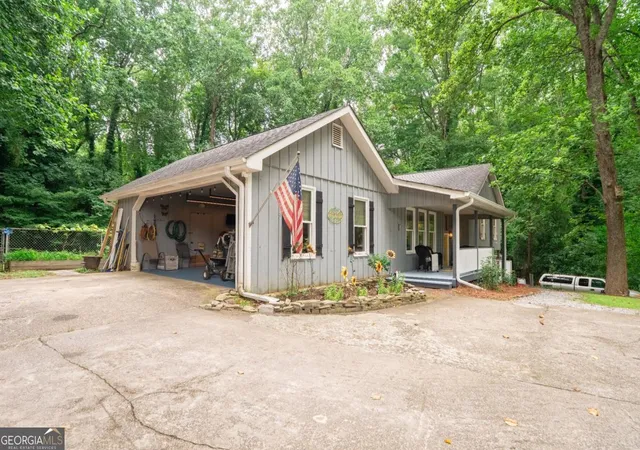 Photo 2 of Single family home for sale at 2627 Pinebrook Dr, Gainesville, GA 30506 | MLS# 10808449 | Listing updated on 2026-10-02