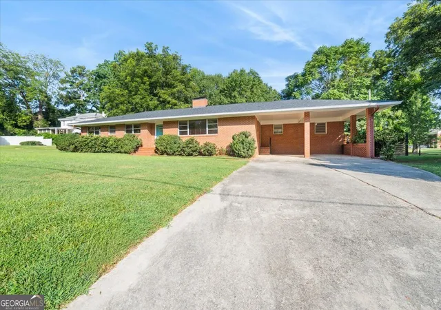 Photo 3 of Single family home for sale at 437 Pine St, Madison, GA 30650 | MLS# 10828287 | Listing updated on 2026-09-02