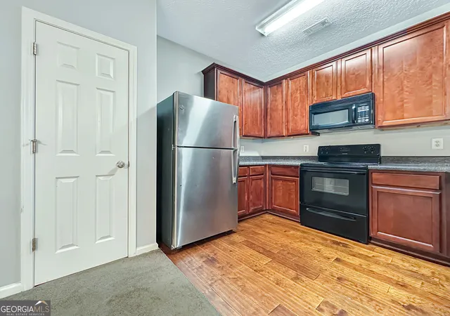 Listing Photo 4 - Condo for sale in building located at 4283 High Park Ln, Atlanta, GA 30344 - Unit # 10