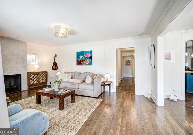 Photo 4 of Single family home for sale at 811 Verner St Nw, Atlanta, GA 30318 | MLS# 10817208 | Listing updated on 2026-10-05