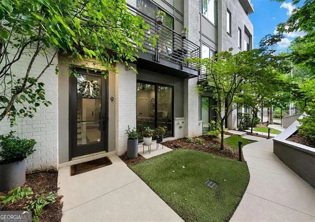 Photo 2 of Sale Pending at 550 N Highland Ave Ne #9, Atlanta, GA 30307 | MLS# 10829583 | Listing updated on 2026-09-01