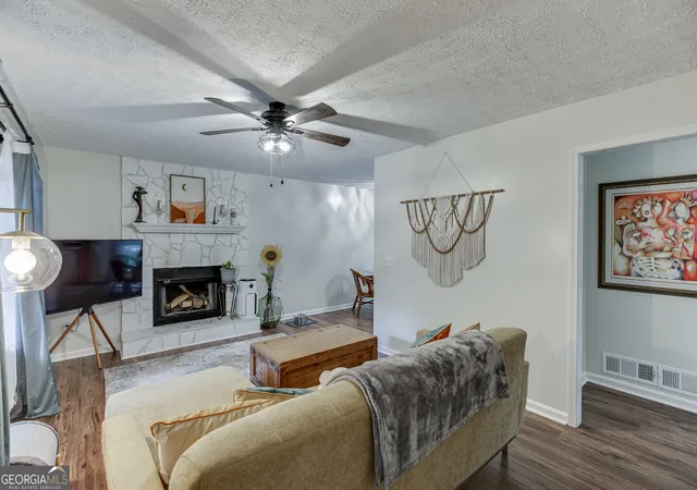 Photo 3 of Sale Pending at 9420 Manor Ln, Gainesville, GA 30506 | MLS# 10829563 | Listing updated on 2026-09-09
