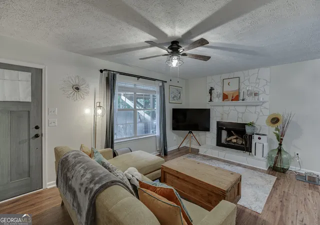 Photo 4 of Sale Pending at 9420 Manor Ln, Gainesville, GA 30506 | MLS# 10829563 | Listing updated on 2026-09-09