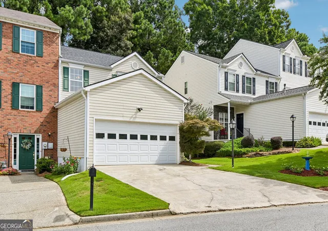 Photo 3 of Townhouse for sale at 850 Abbotts Ml Ct, Johns Creek, GA 30097 | MLS# 10810730 | Listing updated on 2026-10-08