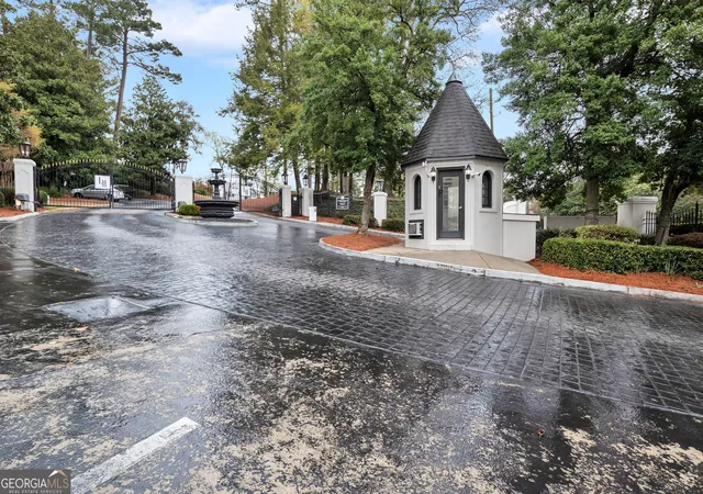Listing Photo 2 - Condo for sale in building located at 1114 Pine Hts Dr NE, Atlanta, GA 30324 - Unit #
