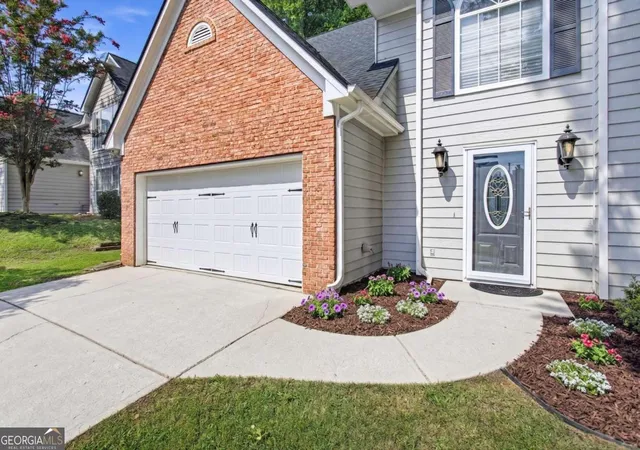 2nd image of 640 Suwanee Lakes Cir, Suwanee, GA 30024 | MLS# 10826050