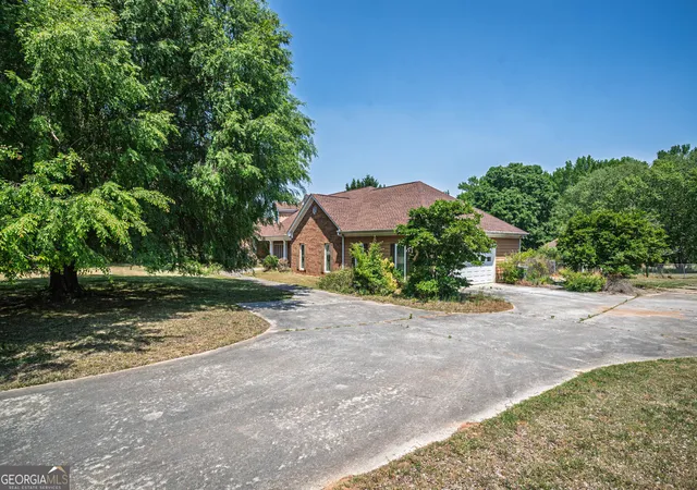 Photo 3 of Single family home for sale at 1520 Old Monroe Madison Hwy, Monroe, GA 30655 | MLS# 10742804 | Listing updated on 2026-08-23