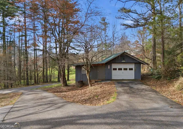 Photo 3 of Single family home for sale at 3015 Bear Ln, Hiawassee, GA 30546 | MLS# 10719520 | Listing updated on 2026-07-03