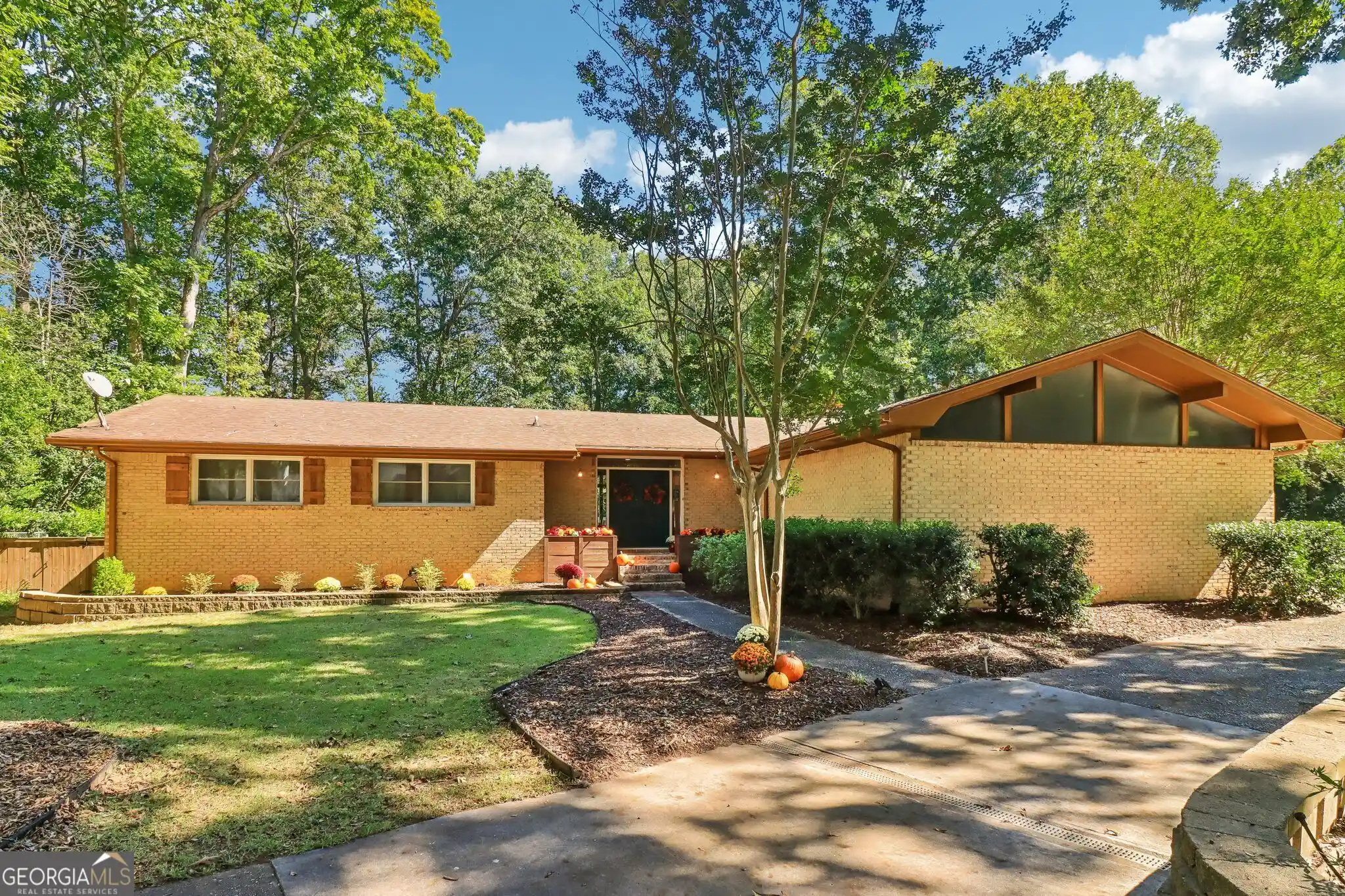Photo 1 of Sale Pending at 16 Perthshire Dr, Peachtree City, GA 30269 | MLS# 10874647 | Listing updated on 2026-10-27