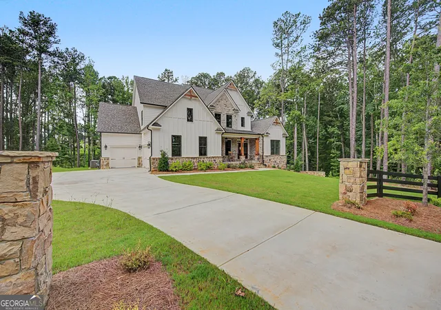 Photo 1 of Single family home for sale at 5893 Ford Rd, Acworth, GA 30101 | MLS# 10809167 | Listing updated on 2026-09-14