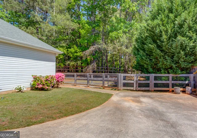 Photo 4 of Single family home for sale at 3314 Banks Mountain Dr, Gainesville, GA 30506 | MLS# 10836460 | Listing updated on 2026-10-06