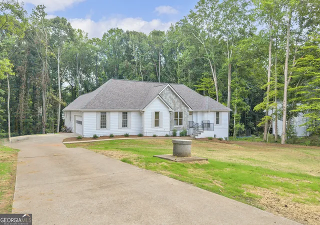 3rd image of 150 Indian Bluff Dr, Sharpsburg, GA 30277 | MLS# 10820866