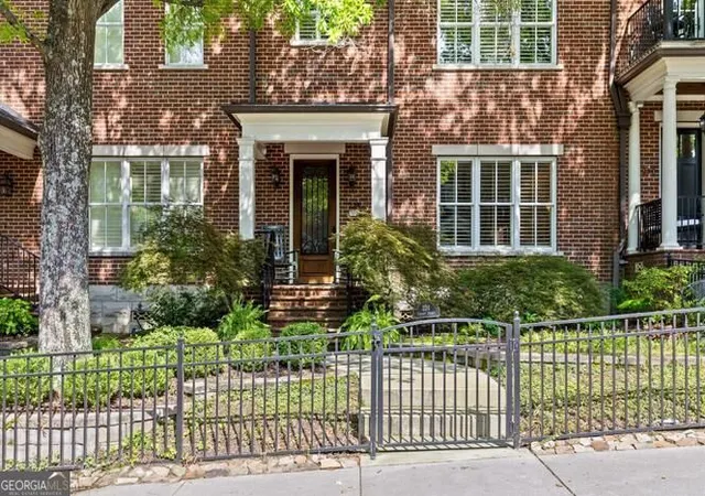 Photo 2 of Townhouse for sale at 224 Cherry St, Chattanooga, TN 37403 | MLS# 10836532 | Listing updated on 2026-09-14