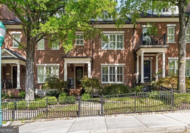 Photo 3 of Townhouse for sale at 224 Cherry St, Chattanooga, TN 37403 | MLS# 10836532 | Listing updated on 2026-09-14
