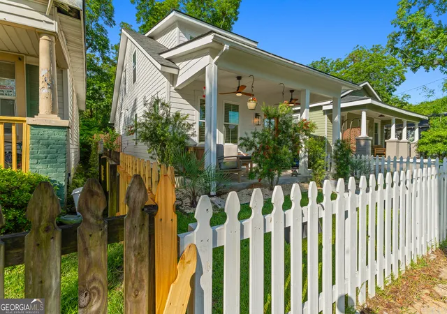 Photo 3 of Single family home for sale at 711 E 32nd St, Savannah, GA 31401 | MLS# 10796186 | Listing updated on 2026-09-14