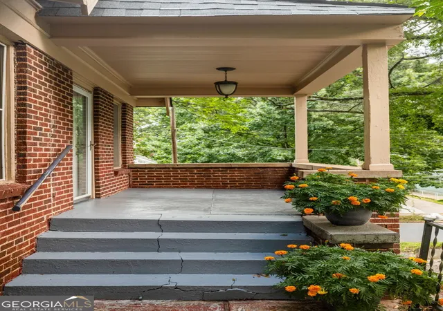 2nd image of 964 Byron Dr Sw, Atlanta, GA 30310 | MLS# 10814150