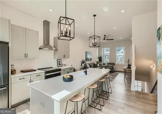 Photo 3 of Townhouse for sale at 180 Chestnut Cir, Atlanta, GA 30342 | MLS# 10834787 | Listing updated on 2026-10-05