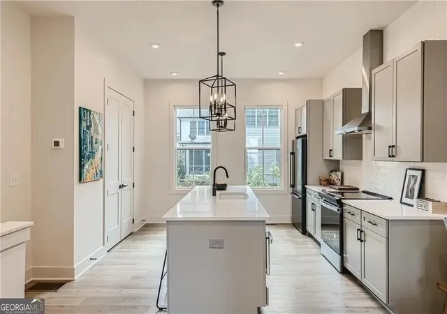 Photo 4 of Townhouse for sale at 180 Chestnut Cir, Atlanta, GA 30342 | MLS# 10834787 | Listing updated on 2026-10-05