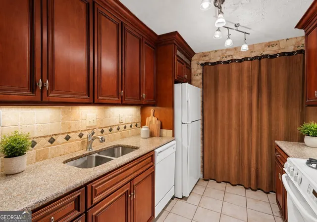 Listing Photo 2 - Condo for sale in building located at 407 Natchez Trace, Sandy Springs, GA 30350
