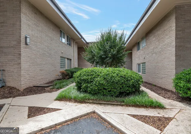 2nd image of 346 Carpenter Dr, Atlanta, GA 30328