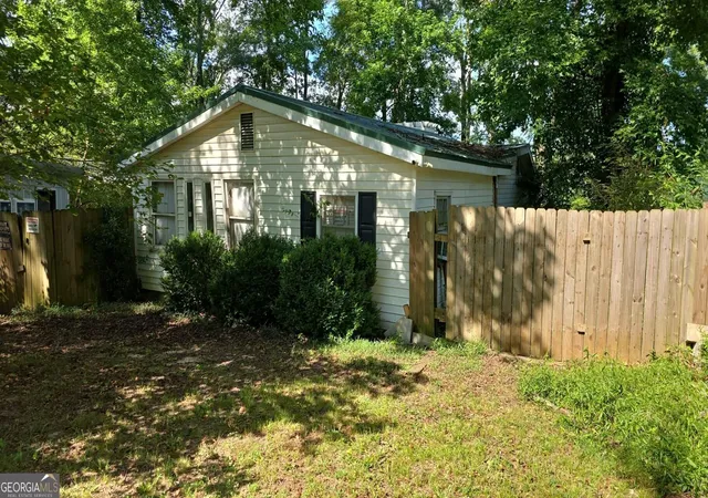 Photo 1 of Sale Pending at 143 Weavers Lake Front Rd, Jackson, GA 30233 | MLS# 10836935 | Listing updated on 2026-09-17