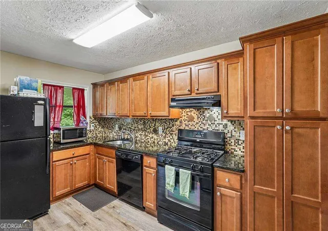 Photo 3 of Sale Pending at 511 Embers Dr Se, Marietta, GA 30067 | MLS# 10811120 | Listing updated on 2026-09-13