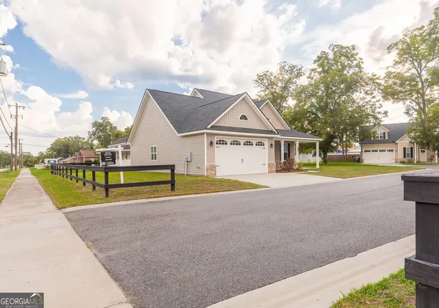 Photo 3 of Single family home for sale at 410 A N Caswell St, Glennville, GA 30427 | MLS# 10822294 | Listing updated on 2026-08-27