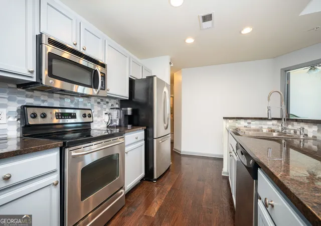 Photo 2 of Condo for sale at 3040 Peachtree Rd Nw #212, Atlanta, GA 30305 | MLS# 10834273 | Listing updated on 2026-09-10
