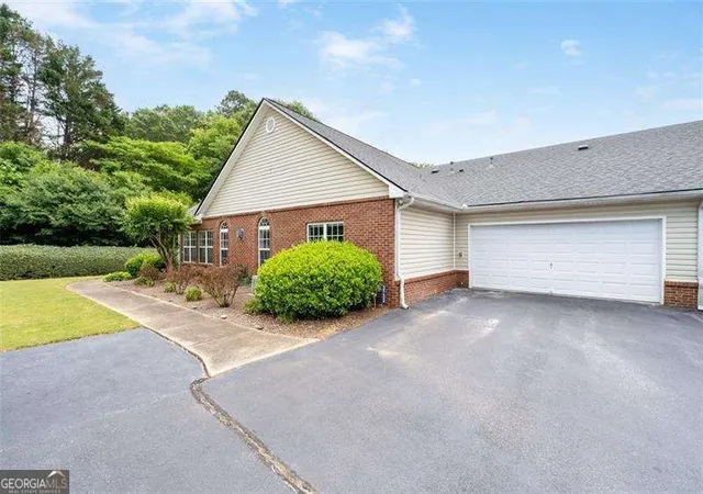 3rd image of 3732 Villa Springs Cir, Powder Springs, GA 30127