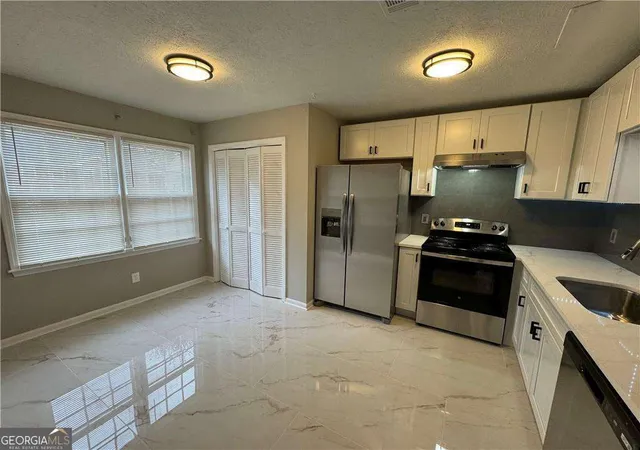 Listing Photo 5 - Condo for sale in building located at 5223 Ridge Forest Dr, Stone Mountain, GA 30083