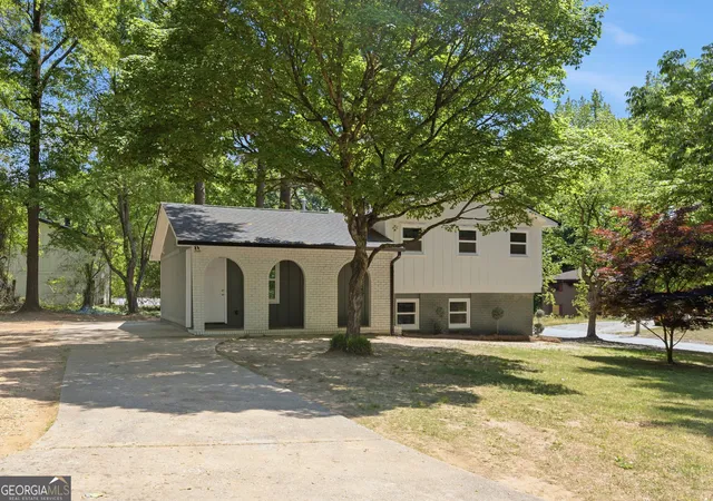Photo 2 of Sale Pending at 6408 Veracruse Dr, Morrow, GA 30260 | MLS# 10742581 | Listing updated on 2026-08-03